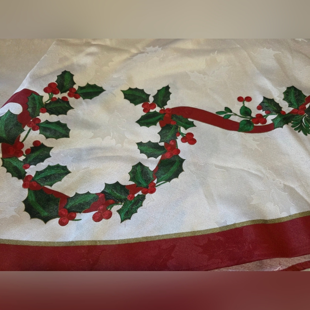 Holiday Round Table Cloth And Napkin Set - Picture 4 of 6